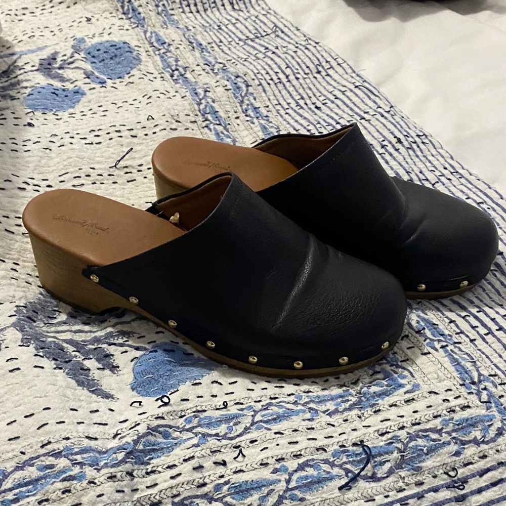 Universal Thread Black Clogs